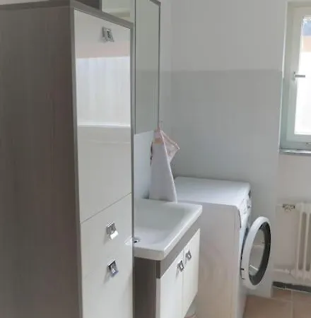 4-zi-wohnung Mit Grossem Balkon Und Blick Ins Grune Appartamento